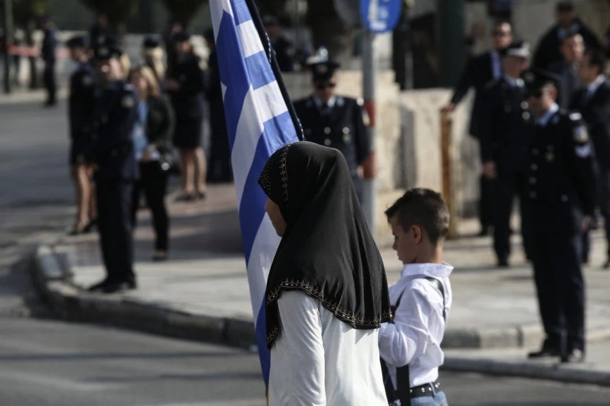 Έγινε και αυτό: Η ισλαμική μαντήλα στις νέες ελληνικές ταυτότητες